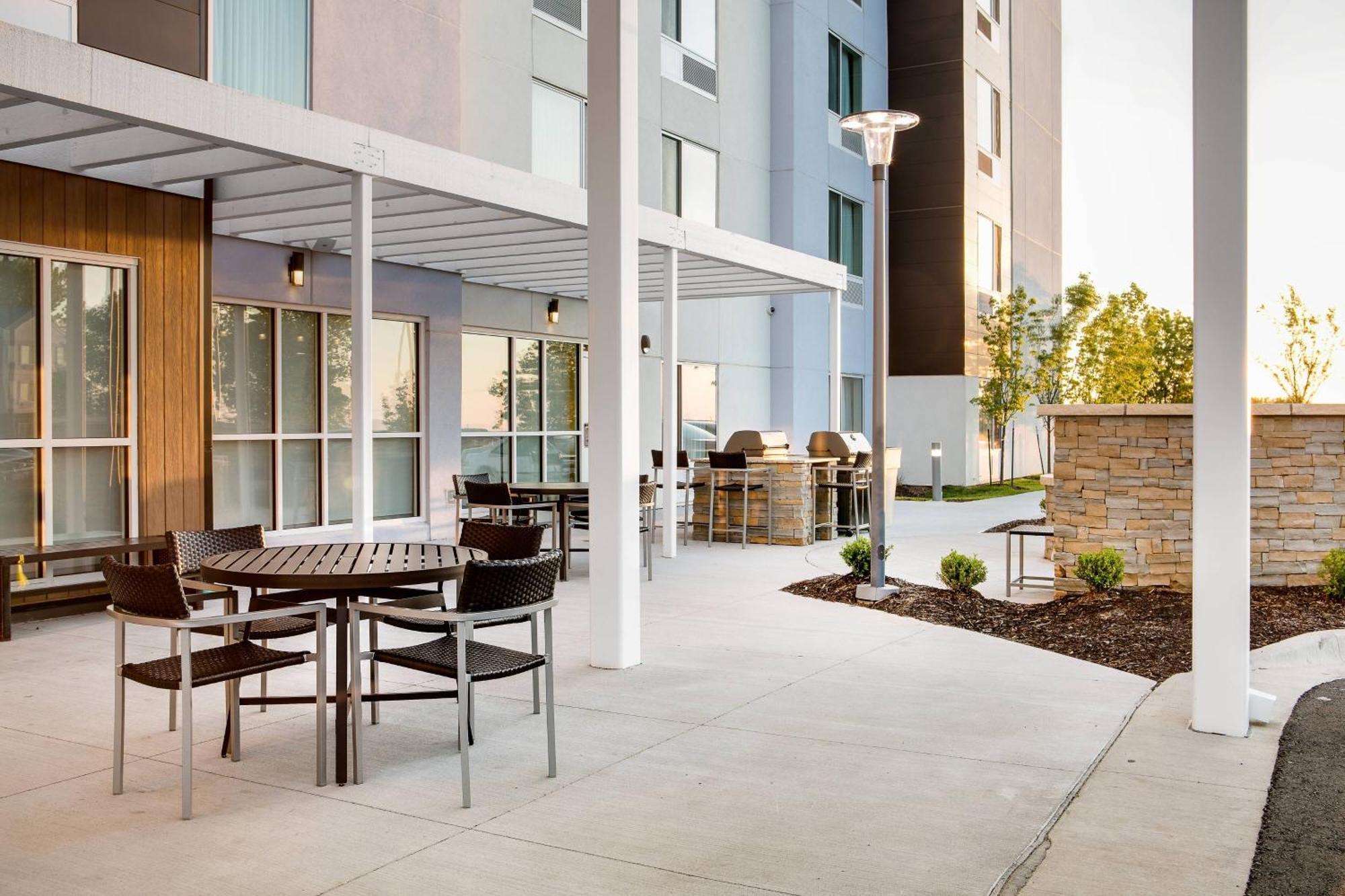 Towneplace Suites By Marriott Kansas City Airport Exterior photo