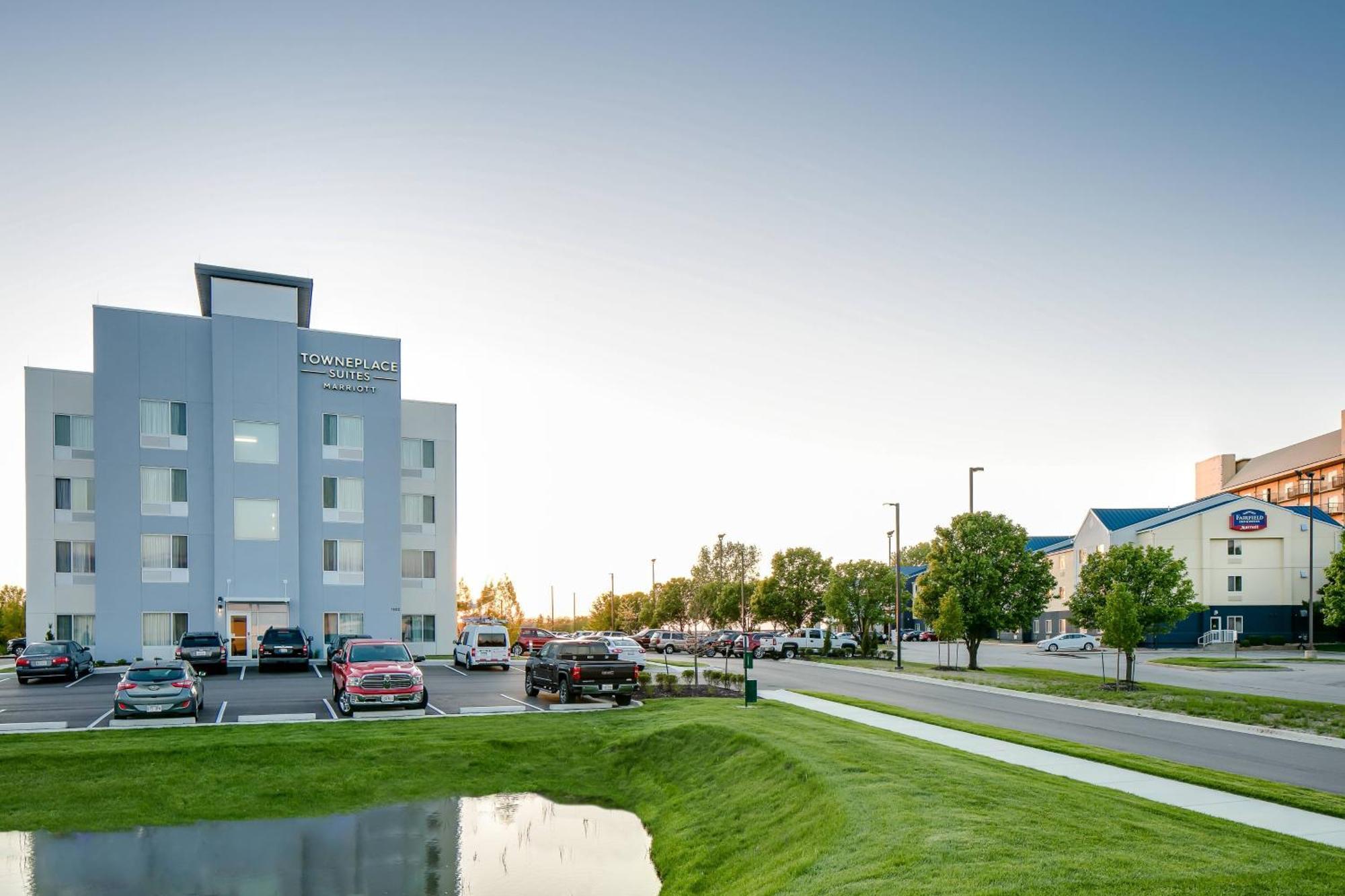 Towneplace Suites By Marriott Kansas City Airport Exterior photo